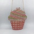 Détail d'un sac de soirée en forme de cupcake serti de cristaux colorés brillants - Or Multicolore