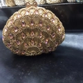 Détail de la pochette de soirée paon en cristal rose avec fermoir nœud et cadre doré - Champagne