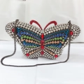 Elegante borsa da sera a farfalla con strass colorati e tracolla a catena metallica - Farfalla Nera Multicolore
