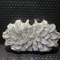 Detalle de bolso de noche con forma de hoja plateada y pedrería de cristal brillante - Plateado