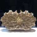 Vista de detalle del bolso de fiesta con forma de flor dorada y cristales brillantes - Todo Oro