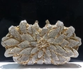 Dettaglio della borsa da sera a fiori multistrato con cristalli e telaio dorato - Oro Bianco