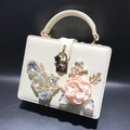 Sac de soirée boîte ivoire élégant avec fleurs en strass et poignée dorée - Blanc