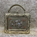Detalle del bolso de noche dorado con ramos de pedrería y flores rosas en relieve - Dorado