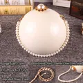 Détail du sac de soirée sphérique blanc 17cm avec anse en perles et longue bandoulière - Grand (17cm)-Fermoir Fleur-Version Améliorée