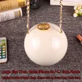 Détail du sac boule acrylique de 17cm avec chaîne dorée montrant l'échelle de taille - Grand (17cm)-Fermoir Double Anneau-Original