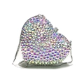 Vue détaillée du sac de soirée en forme de cœur avec strass AB et chaîne argentée - Argent Holographique