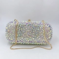 Detail von funkelnden AB-Strasssteinen und Goldkette an einer Luxus-Abendtasche - Holographisches Silber