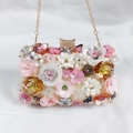 Detail der handgefertigten Abendtasche aus Satin mit 3D-Perlenblumen und diamantbesetztem Verschluss - Champagner