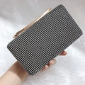 Detail van fonkelende strassteentjes op luxe avondclutch met goudkleurig metalen frame voor dames - Zwart