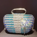 Détail du sac de soirée à rayures bleues en strass avec fleur et franges en métal - Bleu Argenté Multicolore