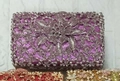 Dettaglio pochette da sera viola con decorazione floreale di strass e finiture metalliche - Viola
