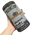 Détail de la pochette scintillante en forme de billet de 100 dollars sertie de strass - Argent/Texte Vert