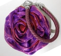 Detalle de un colgante de rosa de seda 3D con cordón trenzado morado y cierre de langosta plata - Morado