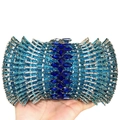 Elegante pochette da sera con strass blu e cristalli centrali su sfondo bianco puro - Celeste Arcobaleno