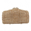 Detail van goudkleurig metalen frame met kristallen golfrooster en hartsluiting op clutch - Goud