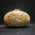Lussuosa pochette da sera ovale con cristalli scintillanti e finitura in metallo ondulato - Base Oro con Cristallo Giallo