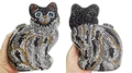 Detail der Katzen-Abendtasche mit glänzenden Strasssteinen und blauen Kristallaugen - Silber Mehrfarbig (Glückskatzen-Textur)