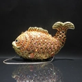 Dettaglio della borsa da sera a forma di pesce con scaglie di cristallo e cornice dorata - Rosso Arancio