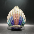Nahaufnahme der Gradienten-Kristallsteine auf der muschelförmigen Abendtasche - Regenbogen
