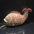 Dettaglio borsa da sera a forma di pesce con cristalli colorati e catena d'oro - Rosso