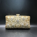 Primer plano de bolso de noche metálico dorado con detalles florales de diamantes - Dorado