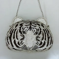 Detalle del bolso de noche de lujo con cabeza de tigre y diamantes de imitación brillantes - Plateado