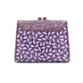Dettaglio della pochette con strass viola con lavorazione in metallo argento traforato - Viola