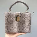 Chique handtas met slangenprint in taupe kunstleer, goudbeslag en bloemenbedeltje - Khaki Grijs