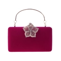Vue détaillée de la pochette de soirée en velours rose avec fermoir fleuri en diamants et anse - Rose rouge