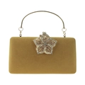 Détail de pochette de soirée en velours avec fleur dorée ajourée et cristaux - Chameau