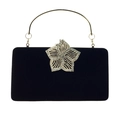 Détail d'une pochette en velours noir avec boucle fleur dorée sertie de strass - Noir