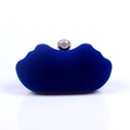 Detalle de bolso de noche de terciopelo azul real con cierre de bola engastado en strass - Azul oscuro