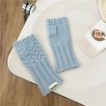 Detalle de guantes sin dedos en punto trenzado azul claro con textura de hoja y logo - Azul