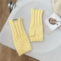 Detalle de mitones de punto amarillo claro con elegantes trenzados y agujeros para pulgares - Amarillo