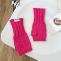 Primer plano de guantes sin dedos de punto de cable rosa con una etiqueta tejida blanca - Rosa Rojo