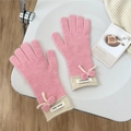 Dettaglio di guanti rosa a maglia con polsini a costine crema e fiocco decorativo - Taglia unica / Rosa Patchwork Bianco Sporco