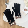 Dettaglio di guanti neri in maglia con polsini marroni e decorazioni a fiocco 3D - Taglia unica / Nero & Marrone Patchwork