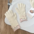 Dettaglio di guanti invernali in maglia con fiocco morbido e polsino rosa a coste - Taglia unica / Bianco Sporco Patchwork Rosa