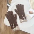 Dettaglio di guanti caldi in maglia marrone scuro con polsini beige e fiocco decorativo - Taglia unica / Caffè Scuro Patchwork Beige