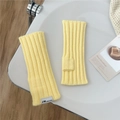 Detailansicht der hellgelben Rippstrick-Handschuhe ohne Finger mit JW JENNIE WOOL Etikett - Gelb