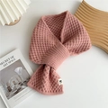 Primer plano de bufanda de punto rosa con textura de panal y diseño de hebilla cruzada - Rosa