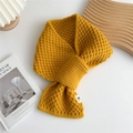 Detalle de bufanda de punto amarillo mostaza con textura de gofre y cierre de ranura - Amarillo