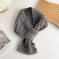 Detalle de bufanda gris oscuro de punto gofre con lazo cruzado y etiqueta de logo H - Gris