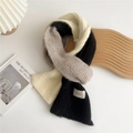 Detail of three-color knit scarf featuring thick wool texture and minimalist label - 21x165cm / Black and Beige Three-Color Patchwork