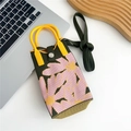 Dettaglio della borsa porta cellulare in maglia verde con motivi floreali e manico giallo - Grande Fiore Rosa Verde (4 Fibbia Metallo)