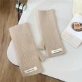 Primer plano de mitones de punto beige con rayas verticales y detalle de etiqueta cosida - Talla única / Blanco Roto