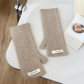 Detalle de guantes de punto beige sin dedos con nervaduras y etiqueta Jennie Wool - Talla única / Beige Café