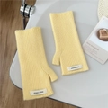 Primer plano detallado de mitones de punto acanalado amarillo con etiqueta de marca blanca - Talla única / Amarillo claro