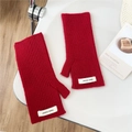 Détails du tricot côtelé rouge des mitaines avec étiquette blanche JENNIE WOOL - Taille unique / Rouge